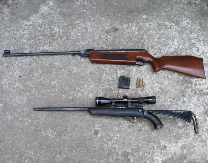 Braconier prins la vânătoare cu arme introduse ilegal în ţară